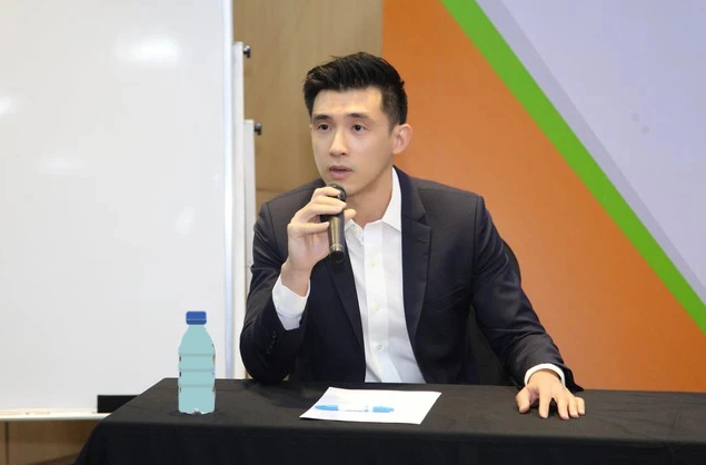 Thiếu gia nhựa Duy Tân xuất hiện trong vest đen bảnh bao như chú rể, visual sáng trưng 